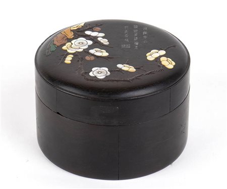 SCATOLA CON COPERCHIO IN LEGNO ZITAN CON INTARSIO DI MADREPERLA E PIETRE DURE<br>Cina, dinastia Qing