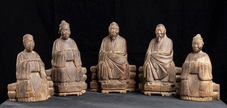 GRUPPO DI CINQUE SCULTURE DI ANTENATI IN LEGNO<br>Cina, dinastia Ming, regno di Chongzhen, datate al 1635
