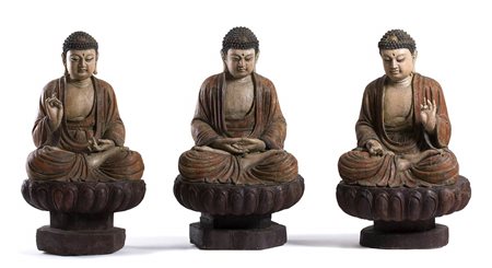 TRE SCULTURE DI BUDDHA IN LEGNO LACCATO E DIPINTO<br>Cina o Corea, dinastia Ming
