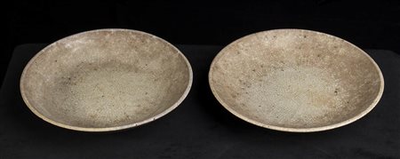 DUE PIATTI IN CERAMICA CON INVETRIATURA DI TIPO GE<br>Cina, dinastia Qing, XIX secolo