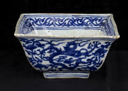 CIOTOLA QUADRATA IN PORCELLANA 'BIANCO E BLU' CON DECORO DI DRAGHI<br>Cina, marchio del periodo Jiajing