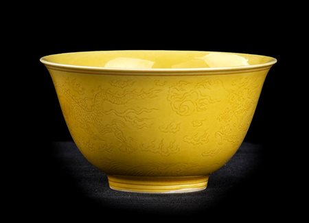 COPPA IN PORCELLANA CON INVETRIATURA GIALLO E DECORO INCISO DI DRAGO<br>Cina, marchio e probabilmente del periodo Yongzheng