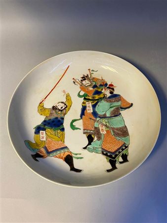 PIATTO IN PORCELLANA 'FAMIGLIA VERDE' CON DECORO DI FIGURE<br>Cina, XIX secolo