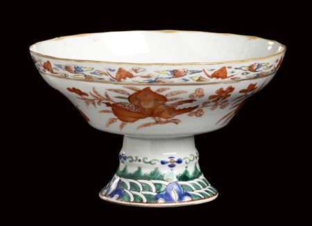 COPPA A STELO IN PORCELLANA POLICROMA<br>Cina, XX secolo