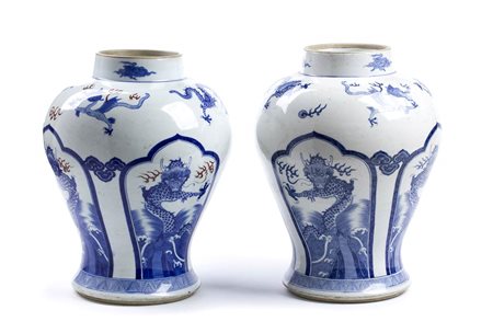 COPPIA DI VASI A BALAUSTRO IN PORCELLANA BIANCO-E-BLU’ CON DECORO DI DRAGHI<br>Cina, XX secolo