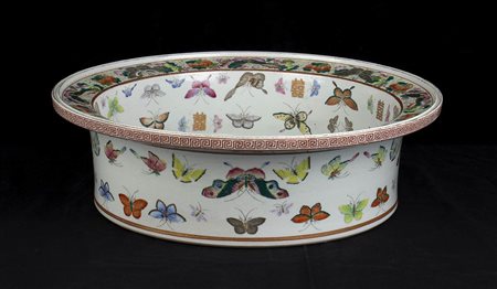 GRANDE BACILE IN PORCELLANA 'FAMIGLIA ROSA' CON DECORO DI FARFALLE<br>Cina, marchio del periodo Tongzhi
