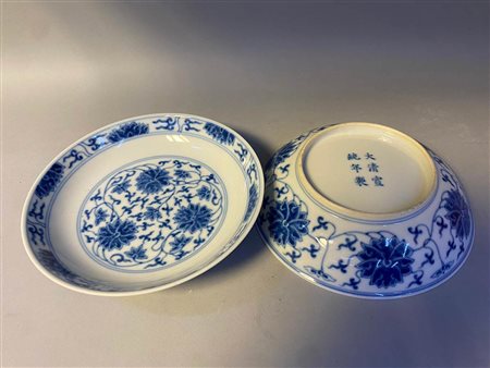 COPPIA DI PIATTI IN PORCELLANA 'BIANCO E BLU' CON DECORO DI FIORI DI LOTO<br>Cina, marchio e del periodo Xuantong