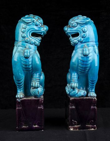 COPPIA DI SCULTURE DI LEONI BUDDHISTI IN PORCELLANA<br>Cina, XX secolo