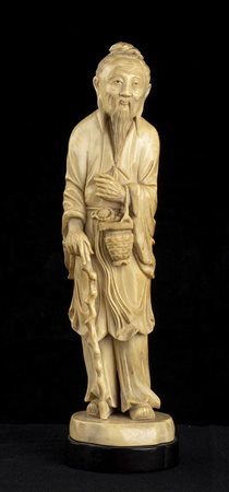 SCULTURA DI SAGGIO IN AVORIO<br>Cina, inizio del XX secolo