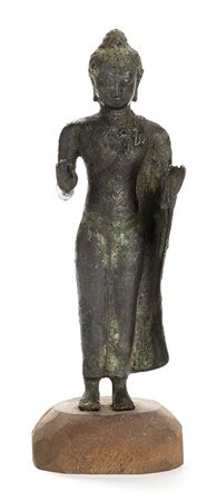 SCULTURA DI BUDDHA IN BRONZO<br>Thailandia, stile Mon-Dvaravati