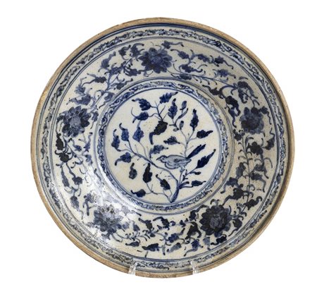 PIATTO  IN CERAMICA 'BIANCO E BLU'<br>Vietnam, fine del XV–inizio del XVI secolo