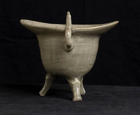 VERSATOIO TRIPODE IN CERAMICA CON INVETRIATURA CÉLADON<br>Corea, dinastia Goryeo, XIII secolo
