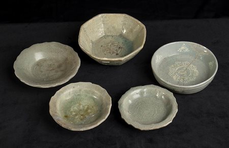 CINQUE PIATTINI IN CERAMICA CON INVETRIATURA CÉLADON<br>Corea, dinastia Goryeo, XII-XIV secolo