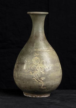 VASO A BOTTIGLIA IN CERAMICA CON INVETRIATURA CÉLADON<br>Corea, dinastia Goryeo, XIV secolo