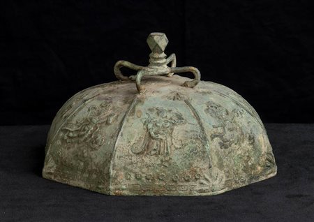 COPERCHIO OTTAGONALE IN BRONZO<br>Corea, dinastia Goryeo, XII-XIV secolo