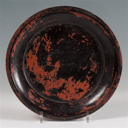 PIATTO IN LEGNO LACCATO DI TIPO 'NEGORO'      <br>Giappone, periodo Muromachi, XIV secolo