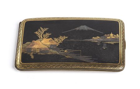 PORTASIGARETTE IN METALLO E ORO DI STILE 'KOMAI'<br>Giappone, prima metà del XX secolo