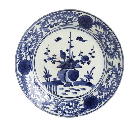 PIATTO IN PORCELLANA 'BIANCO E BLU'<br>Giappone, periodo Edo, fine del XVII secolo 