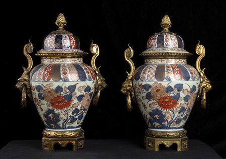 COPPIA DI VASI IN PORCELLANA 'IMARI' CON MONTATURA IN BRONZO DORATO<br>i vasi Giappone, inizio del XVIII secolo; la montatura Europa, XIX secolo