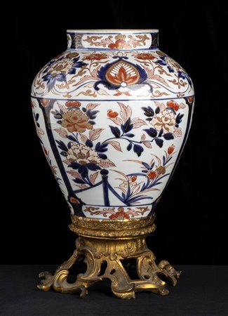 VASO IN PORCELLANA 'IMARI' CON MONTATURA IN BRONZO DORATO<br>il vaso Giappone, inizio del XVIII secolo; la montatura Europa, XIX secolo