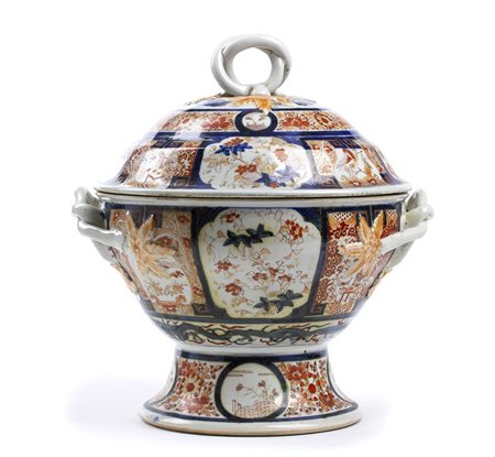 GRANDE ZUPPIERA ‘IMARI’ CON COPERCHIO<br>Giappone, metà del XIX secolo