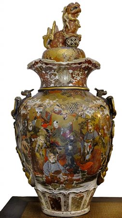 MONUMENTALE VASO CON COPERCHIO IN CERAMICA 'SATSUMA' <br>Giappone, periodo Meiji