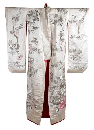 UCHIKAKE IN SETA RICAMATA<br>Giappone, prima metà del XX secolo