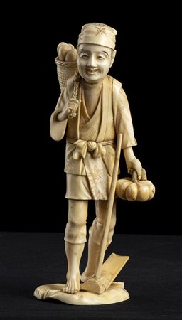SCULTURA CON CONTADINO IN AVORIO, OKIMONO<br>Giappone, periodo Meiji