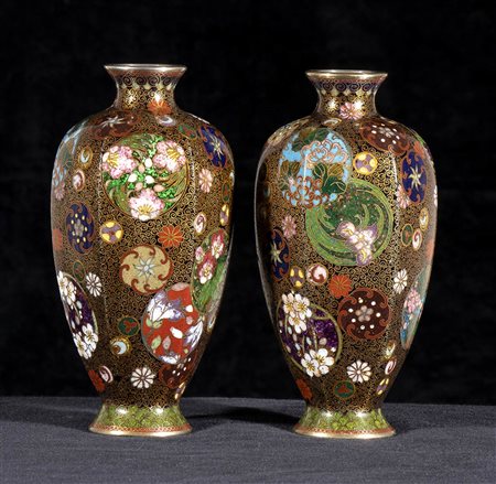 COPPIA DI VASETTI ESAGONALI IN METALLO SMALTATO CLOISONNÉ<br>Giappone, XX secolo