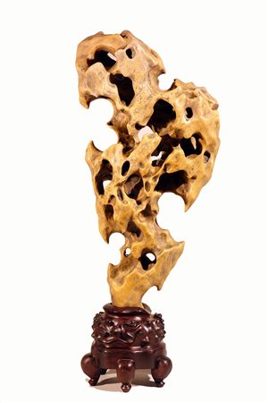 ROCCIA DA LETTERATO IN PIETRA 'TAIHU', GONGSHI<br>Cina, inizio del XX secolo