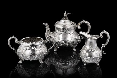 Servizio da tè in argento sbalzato e cesellato composto da teiera, zuccheriera