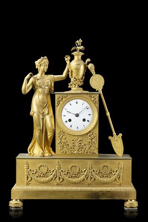 ANONIMO
Orologio da appoggio in bronzo dorato.
Cassa decorata da figura femmini