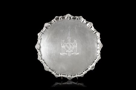 Salver in argento di forma circolare con bordo decorato a nastro e valve di con