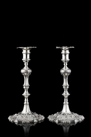 Coppia di candelieri in argento con fusto cesellato a foglie d'acanto e inciso