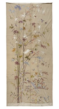 Ricamo in seta policroma su raso di seta color crema raffigurante rami di bambù