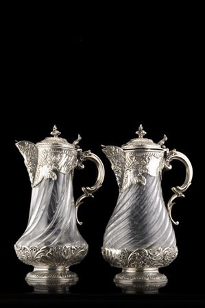 Coppia di brocche in cristallo con ghiere, basi, coperchio e ansa in argento sb