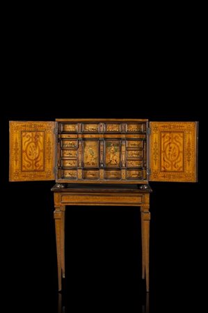 Monetierie intagliato e intarsiato in legni vari con scene di caccia e profilato in legno ebanizzato