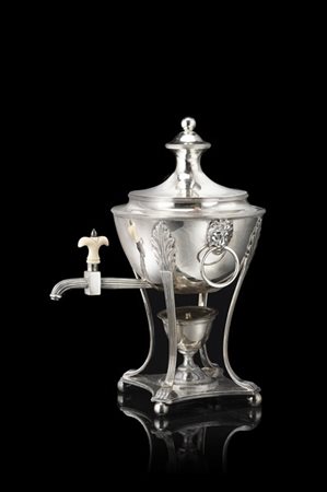Samovar in argento con presa del coperchio tornita, anse ad anelli sorretti da