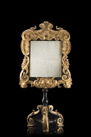 Cartagloria in legno intagliato e dorato su fondo ebanizzato. Parte superiore a