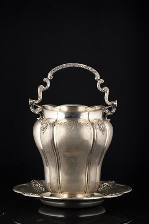 Secchiello porta ghiaccio con piatto di forma polilobata in argento a corpo cos