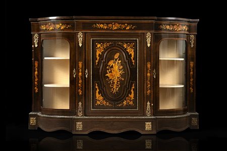 Credenza di forma mossa lastronata, filettata e intarsiata in legni vari a moti