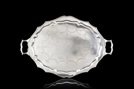 Vassoio biansato in argento con bordo sagomato e cavetto inciso a festoni e fio