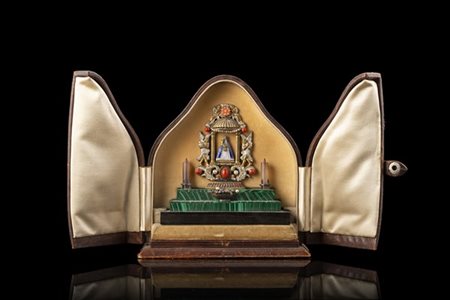 Altarino in forma di tempio in bronzo dorato e smalti policromi raffigurante Ma