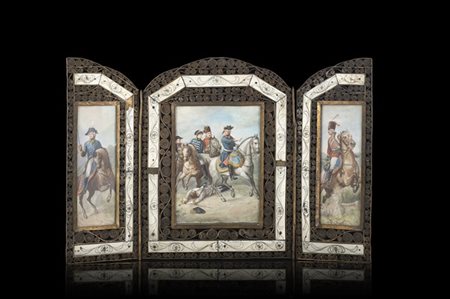 Trittico in metallo argentato che rappresenta nella parte pittorica al centro F