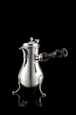 Cioccolatiera tripode in argento con corpo piriforme e coperchio leggermente bo