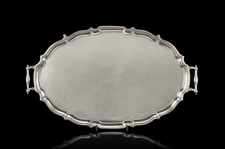 Vassoio biansato in argento con bordo mistilineo e scanalato. Punzoni di Cheste