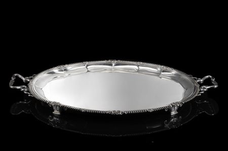 Vassoio di forma ovale in argento decorato nella bordura a foglie d'acanto e mo