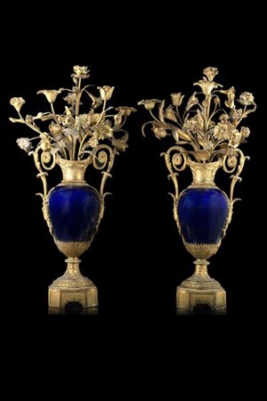 Coppia di candelieri a sei fiamme con portacandele in bronzo a rami e fiori, an