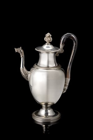 Caffettiera in argento con corpo ovoidale liscio, decorato da cinture godronate
