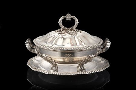 Zuppiera biansata con vassoio in argento. Presa del coperchio ad anello decorat